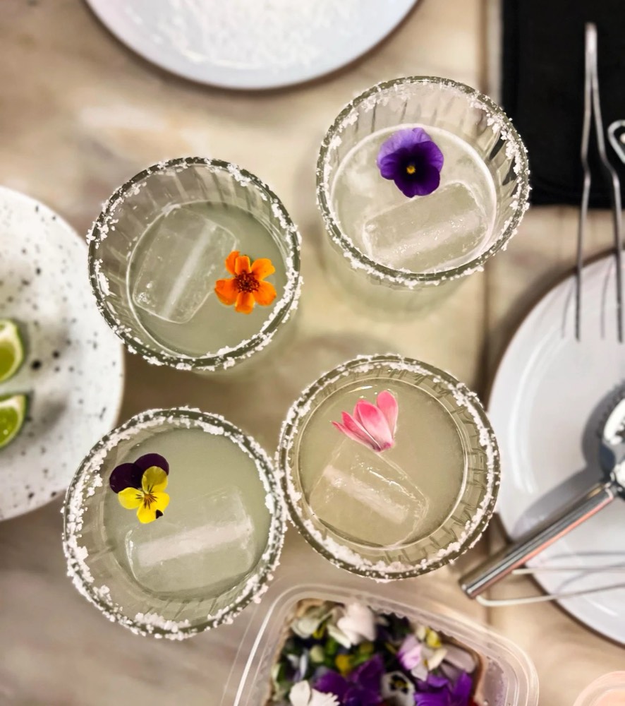 Margaritas com flores comestíveis